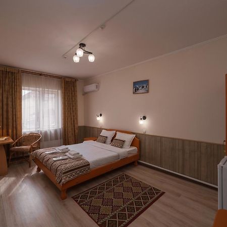 Alpinist Hotel Бишкек Экстерьер фото