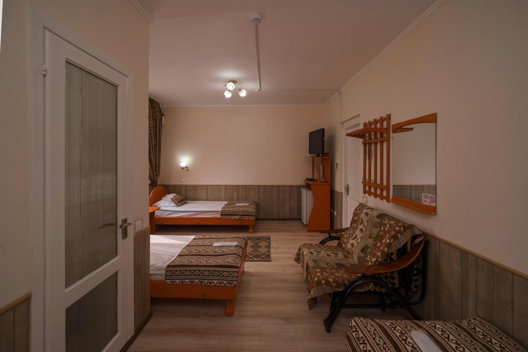 Alpinist Hotel Бишкек Экстерьер фото