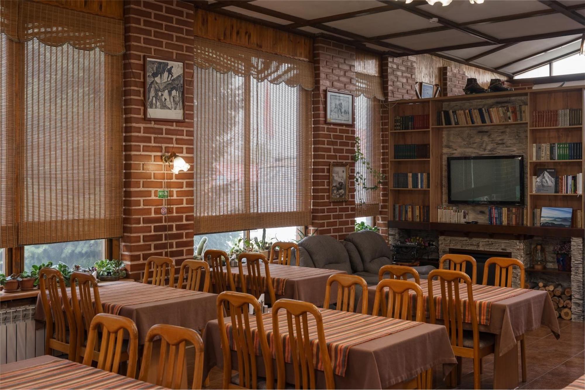 Alpinist Hotel Бишкек Экстерьер фото
