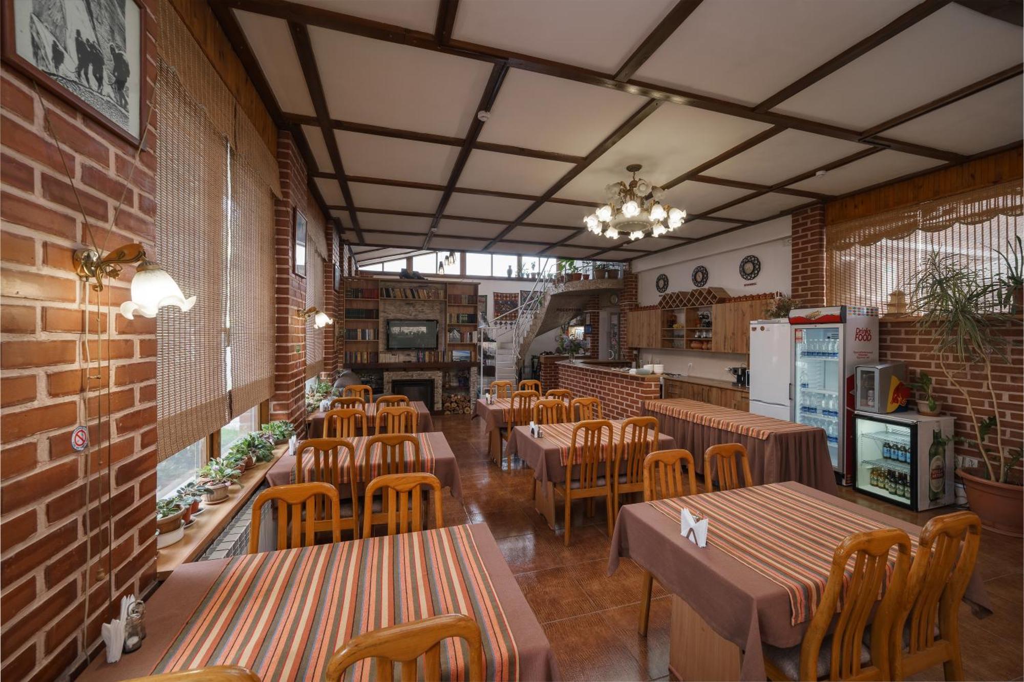 Alpinist Hotel Бишкек Экстерьер фото