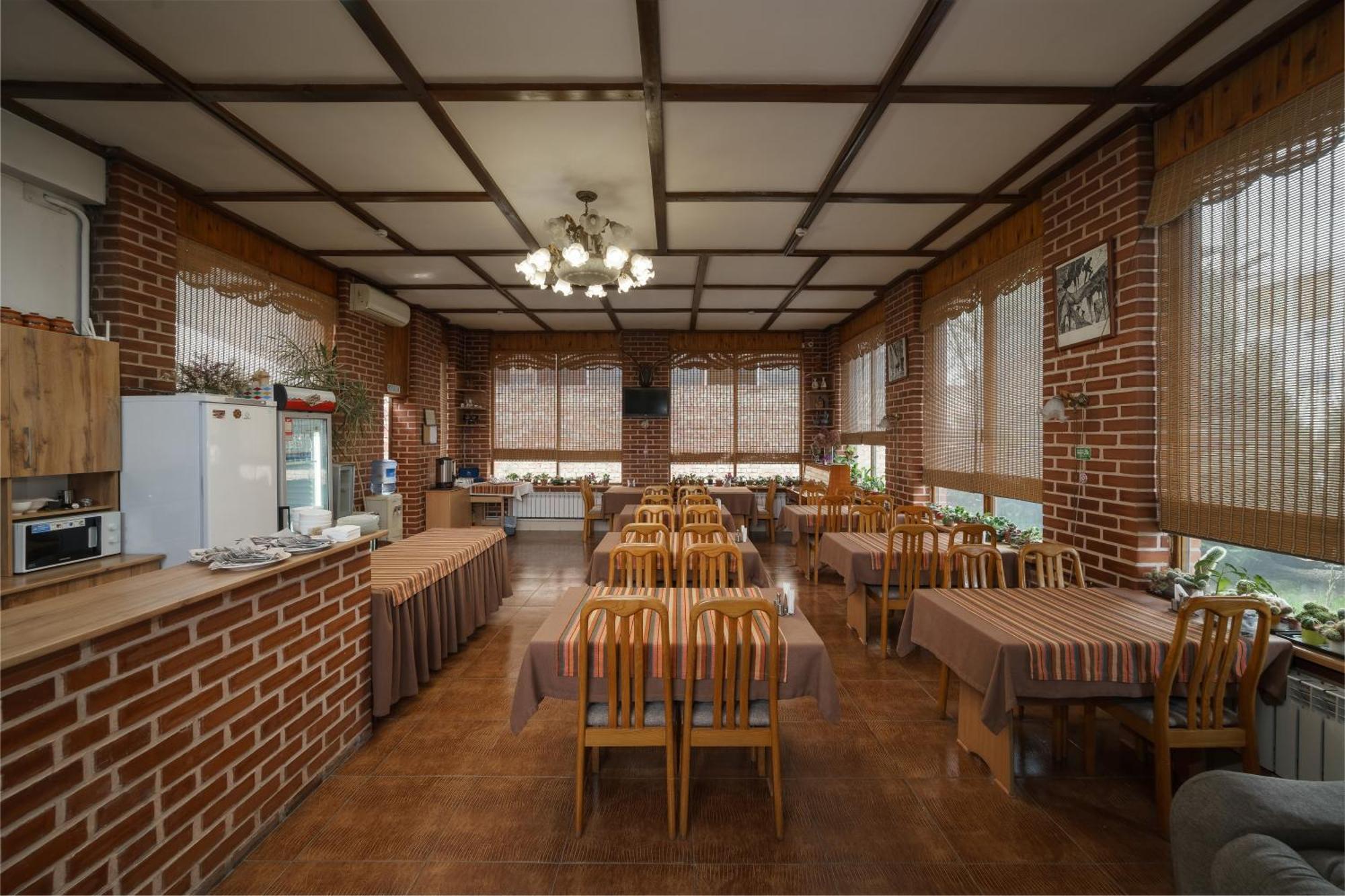 Alpinist Hotel Бишкек Экстерьер фото