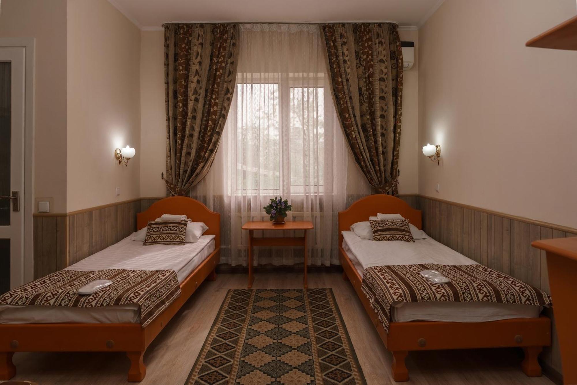 Alpinist Hotel Бишкек Экстерьер фото