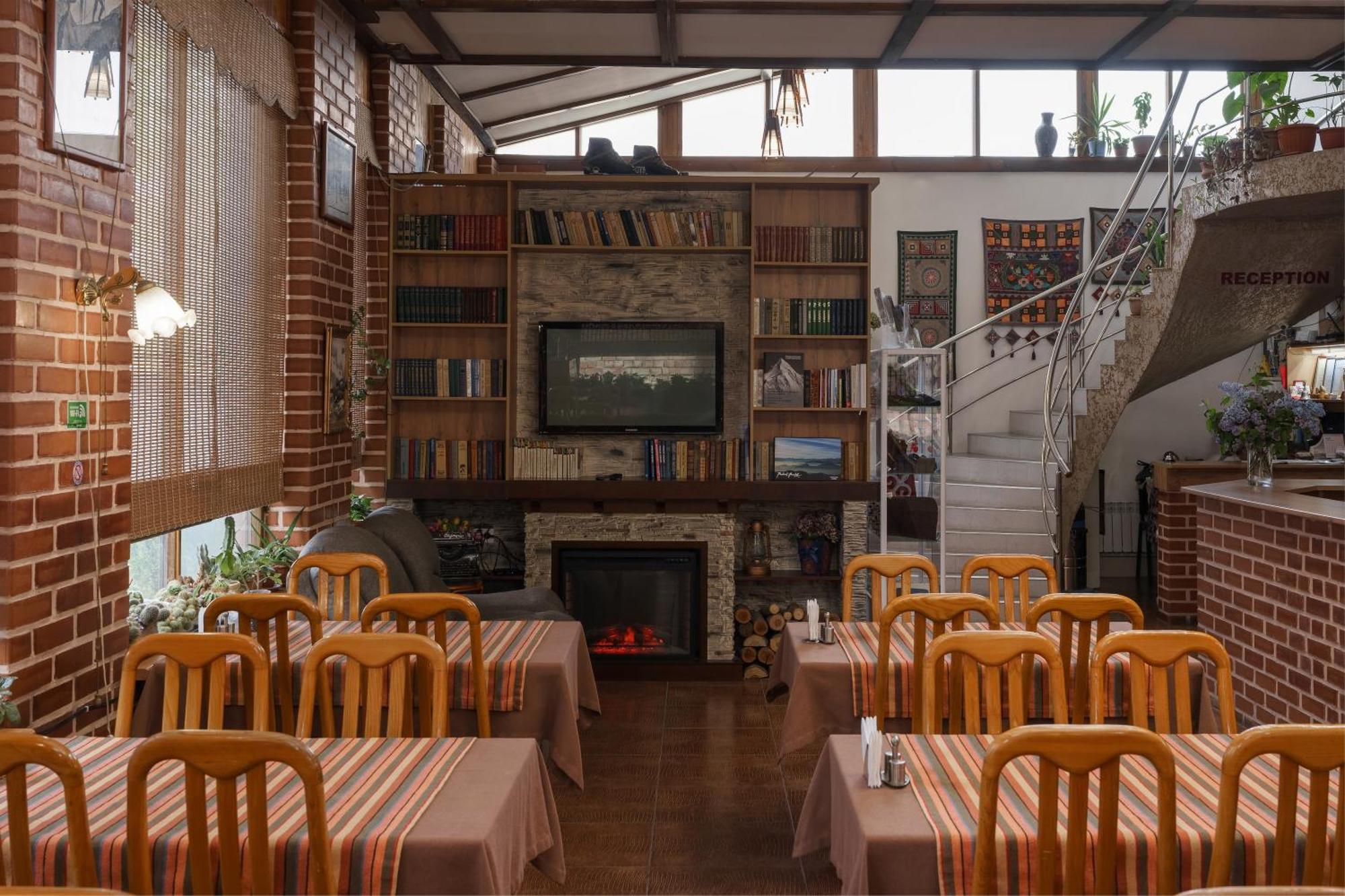 Alpinist Hotel Бишкек Экстерьер фото