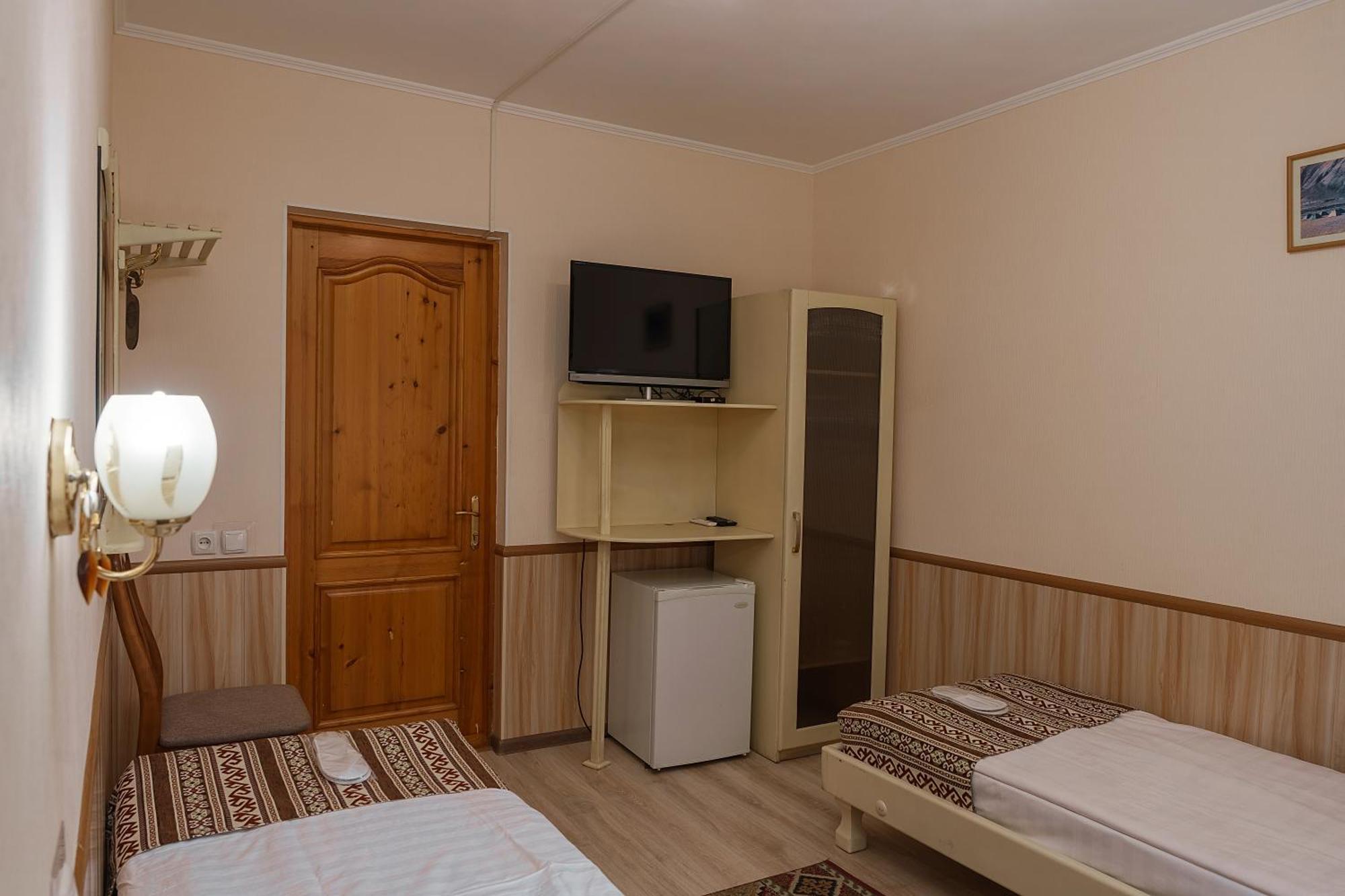 Alpinist Hotel Бишкек Экстерьер фото