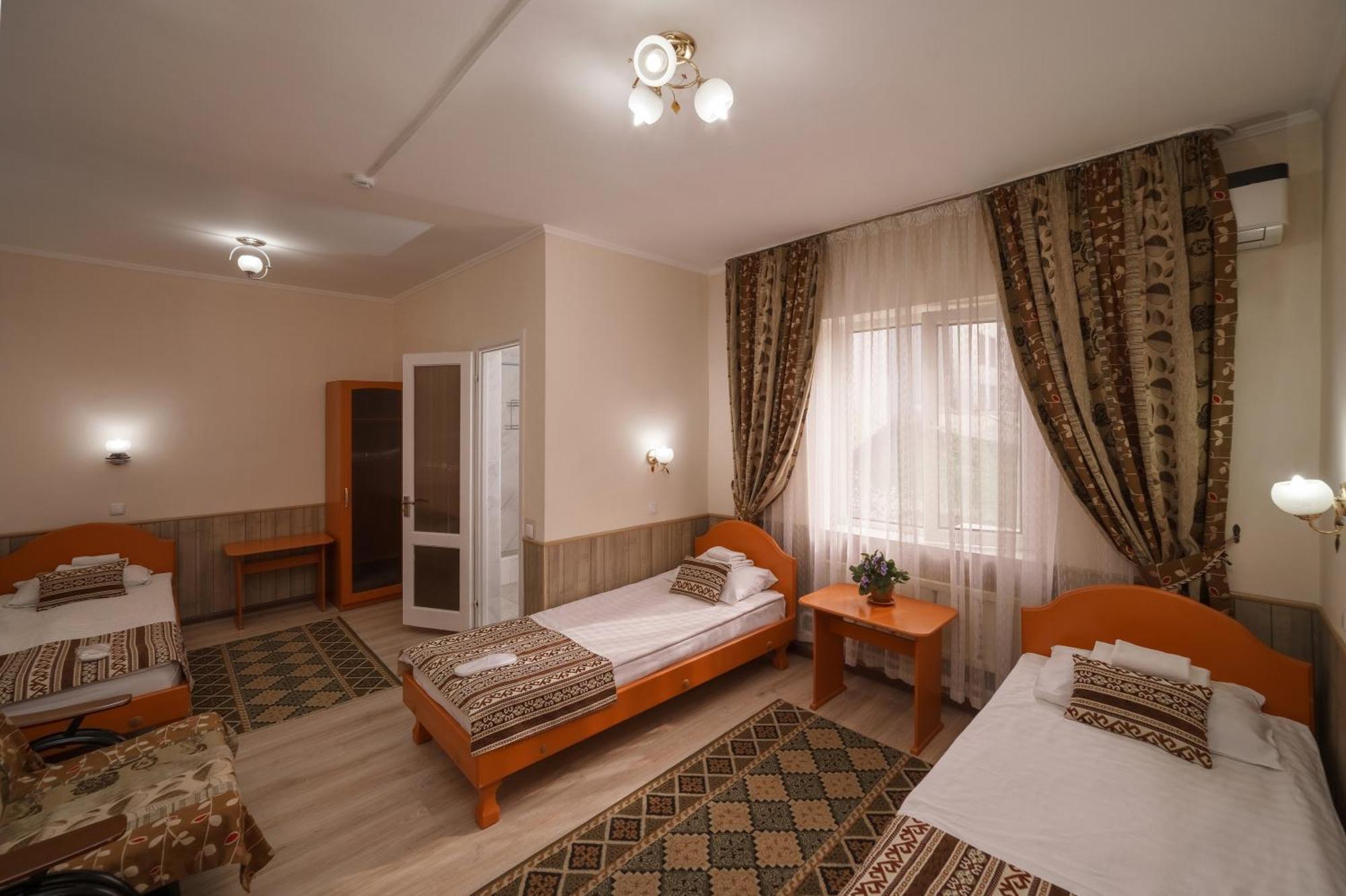 Alpinist Hotel Бишкек Экстерьер фото