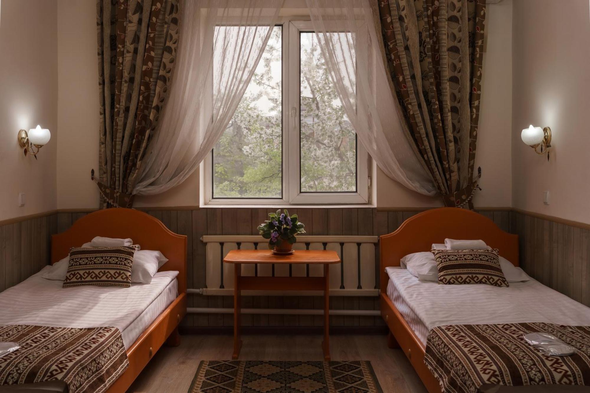 Alpinist Hotel Бишкек Экстерьер фото