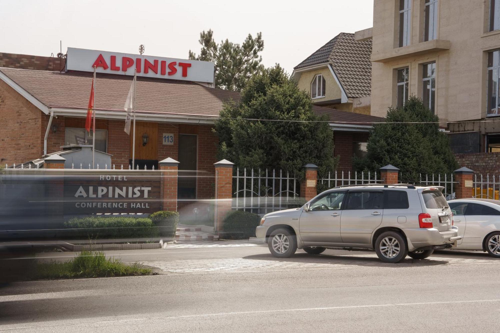 Alpinist Hotel Бишкек Экстерьер фото