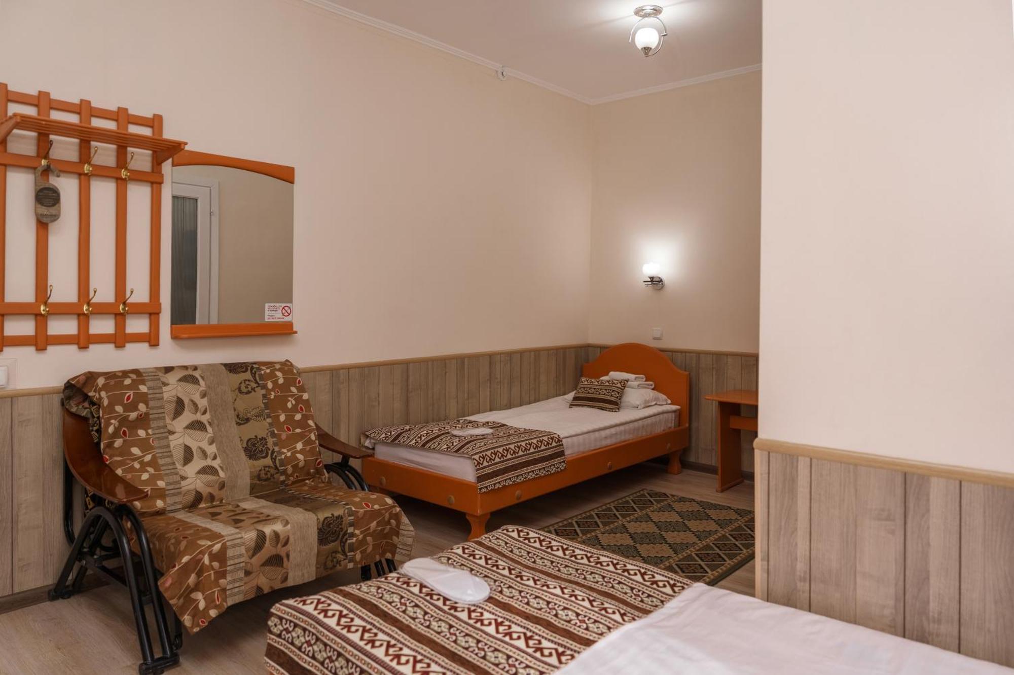 Alpinist Hotel Бишкек Экстерьер фото