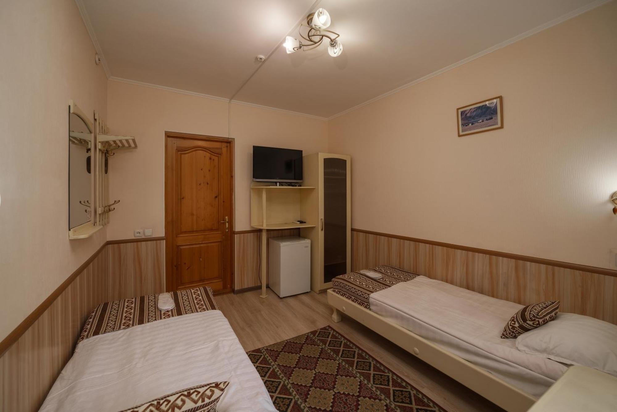 Alpinist Hotel Бишкек Экстерьер фото