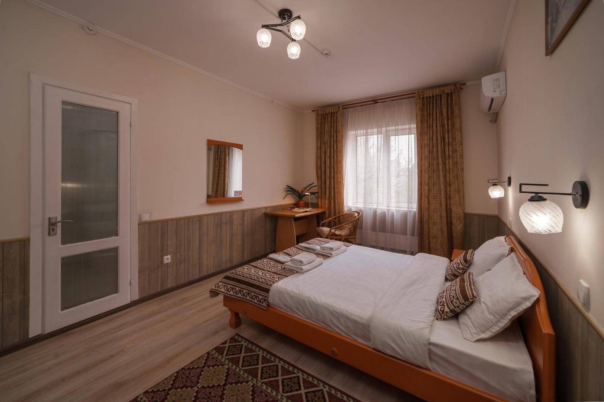 Alpinist Hotel Бишкек Экстерьер фото