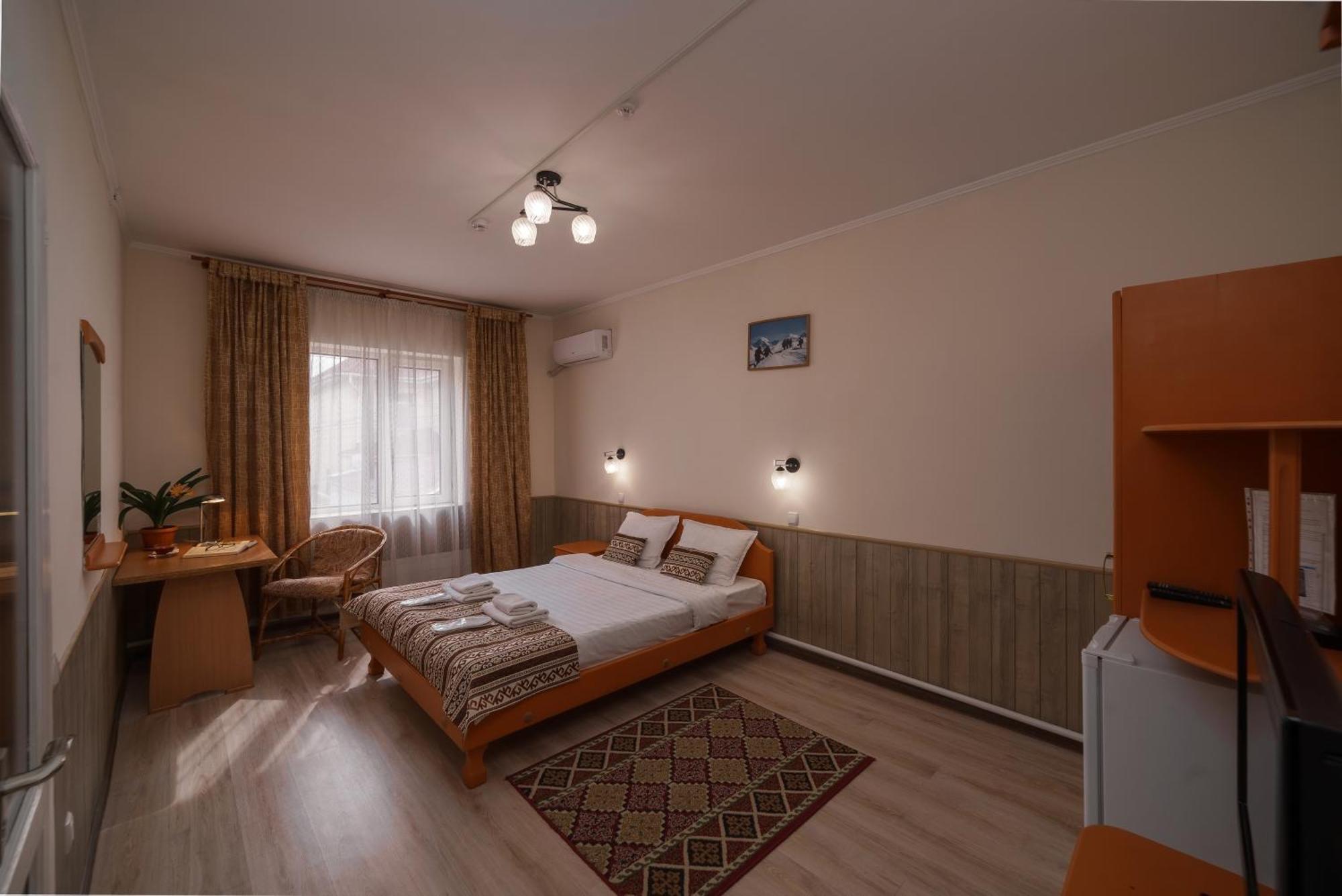 Alpinist Hotel Бишкек Экстерьер фото
