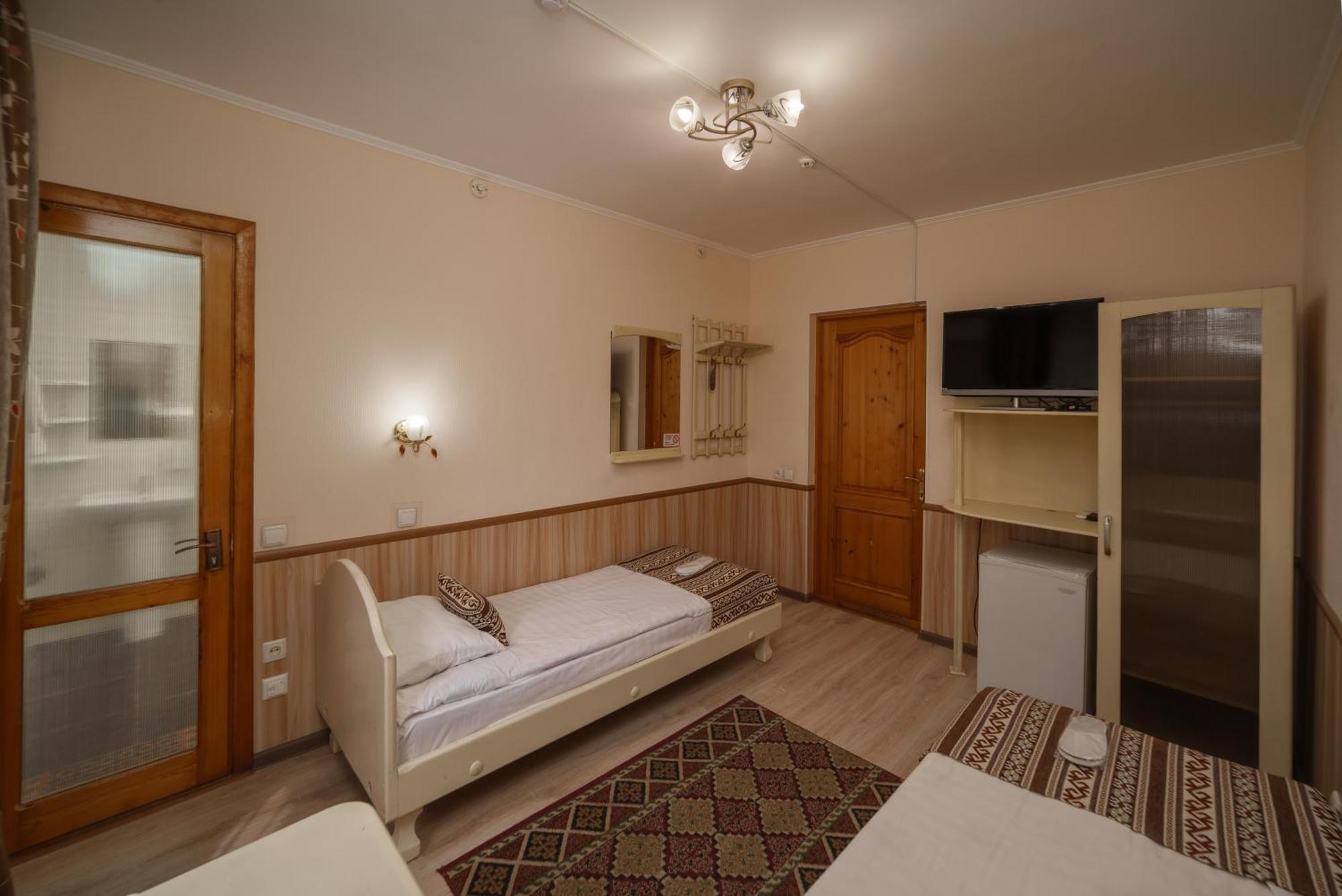 Alpinist Hotel Бишкек Экстерьер фото