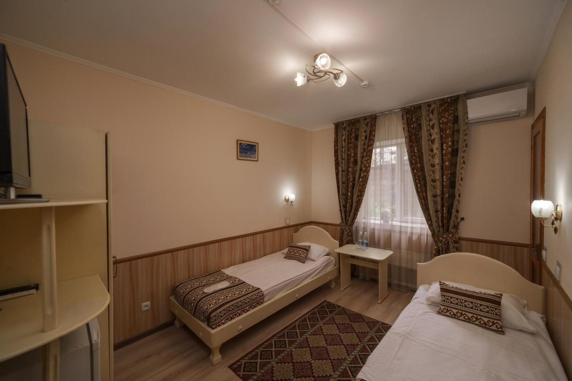 Alpinist Hotel Бишкек Экстерьер фото