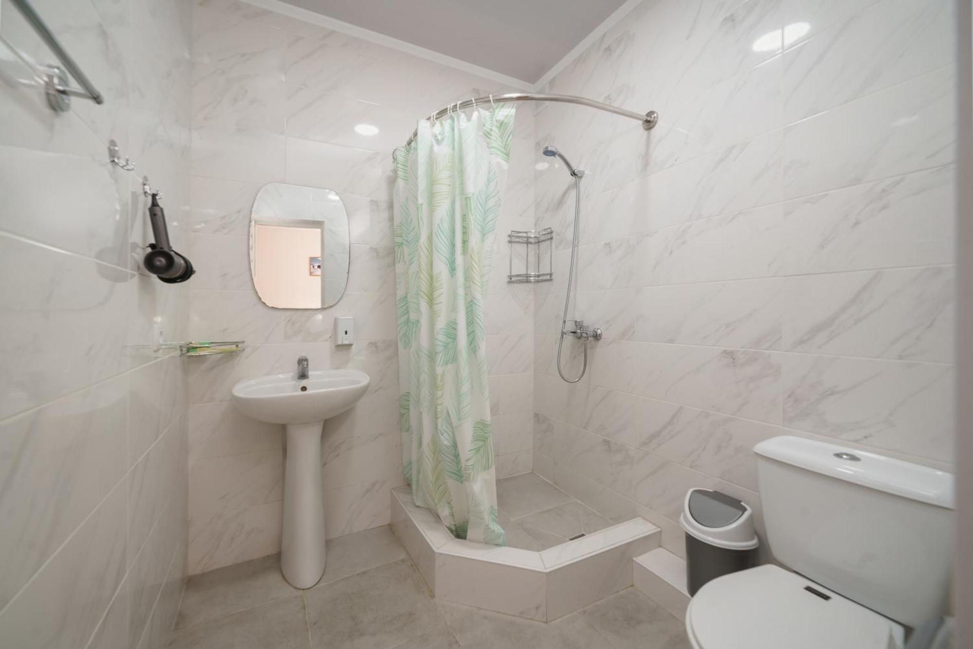 Alpinist Hotel Бишкек Экстерьер фото