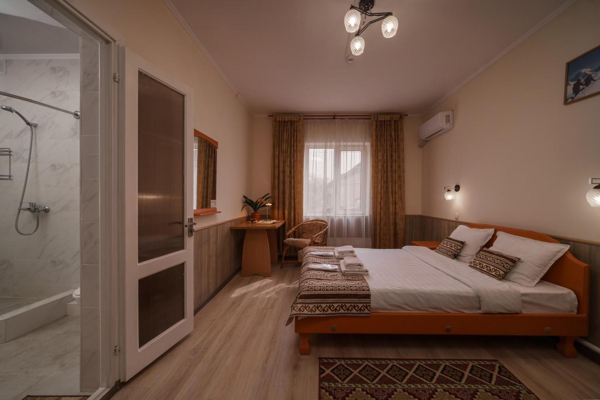 Alpinist Hotel Бишкек Экстерьер фото