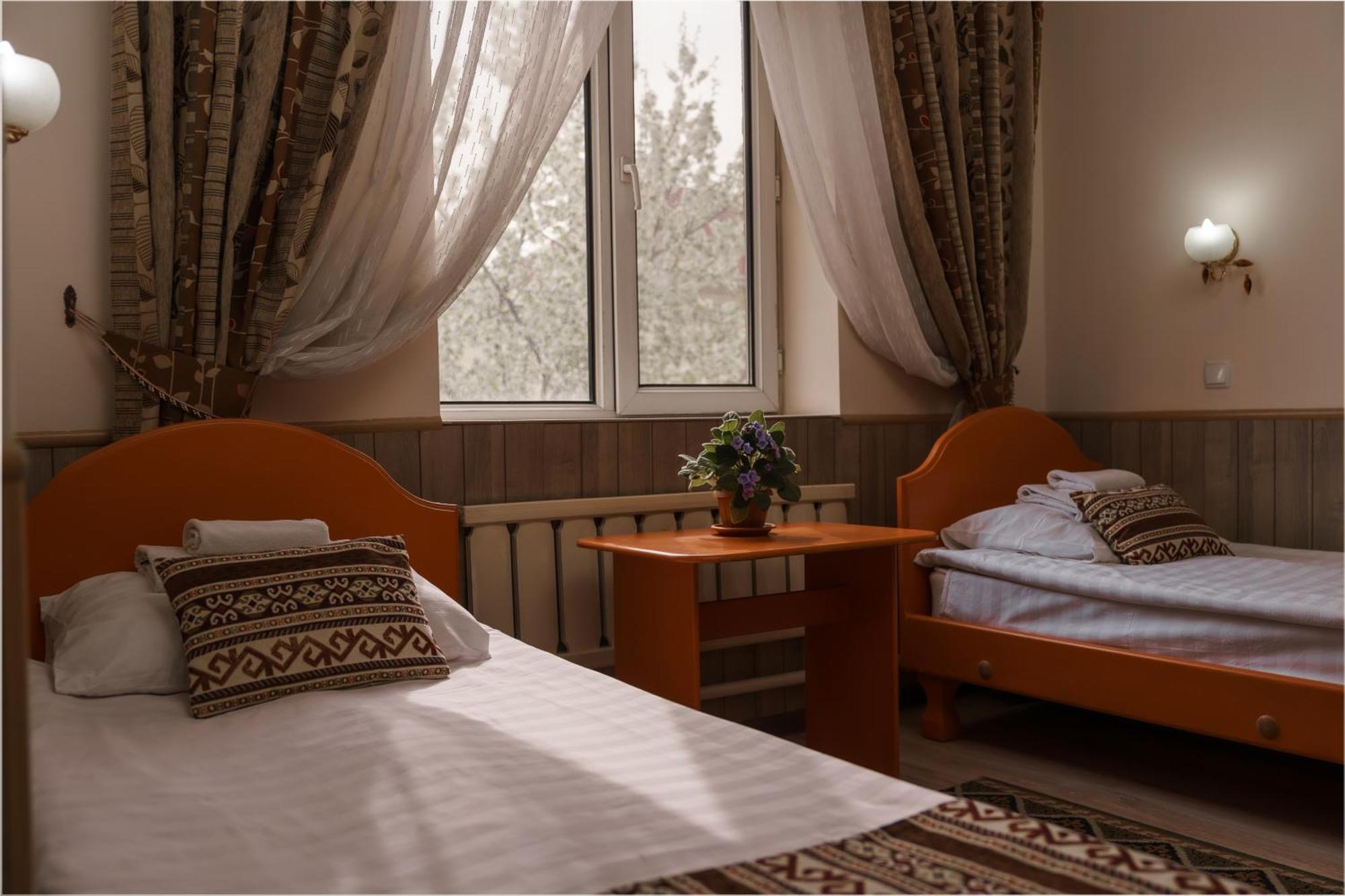 Alpinist Hotel Бишкек Экстерьер фото
