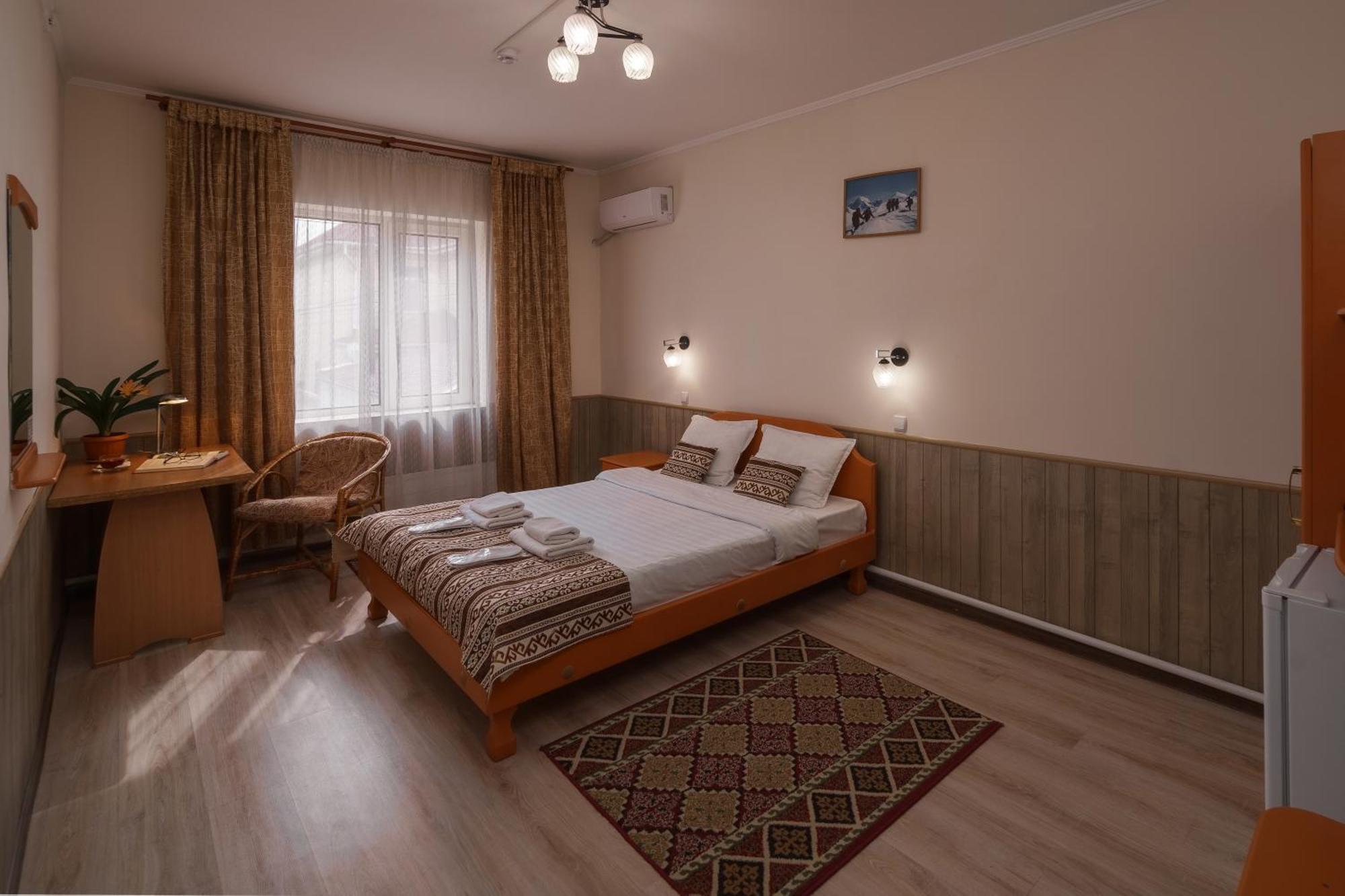 Alpinist Hotel Бишкек Экстерьер фото