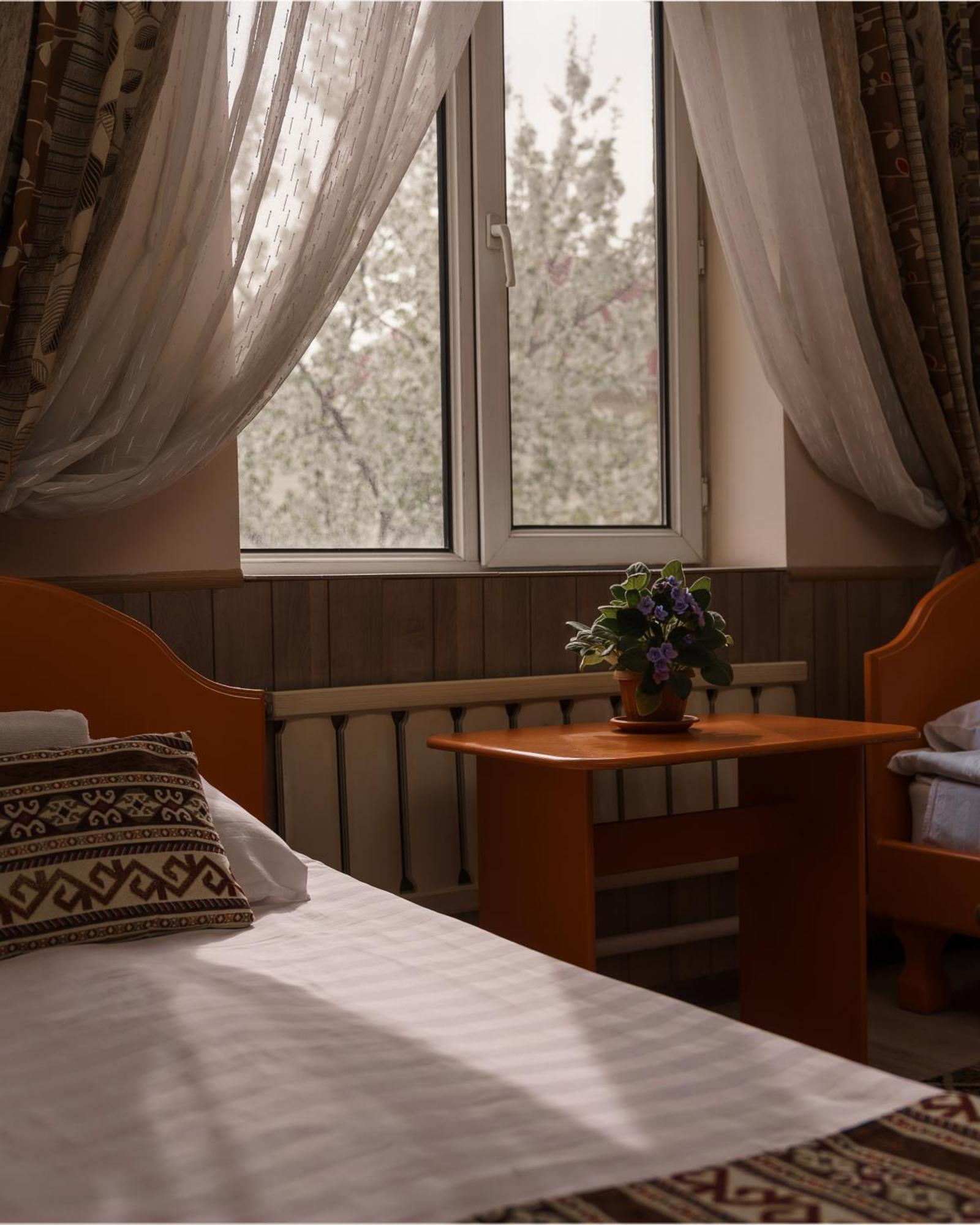 Alpinist Hotel Бишкек Экстерьер фото