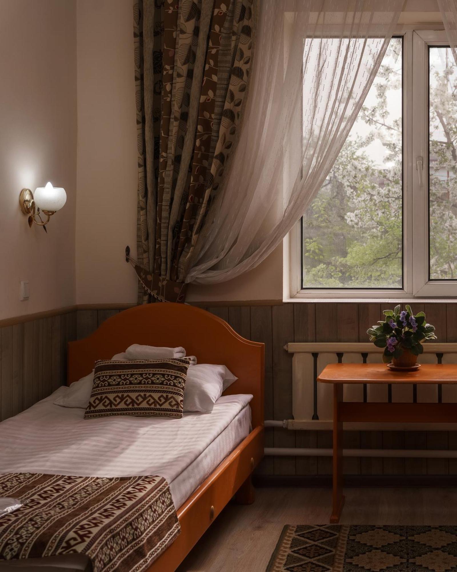 Alpinist Hotel Бишкек Экстерьер фото